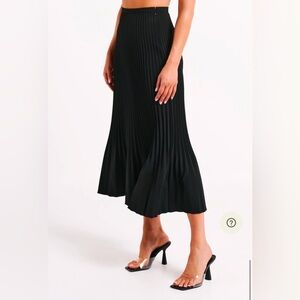 Meshki. Twyla Pleated Suiting Maxi Skirt. Black. Small. Worn twice. Negotiable